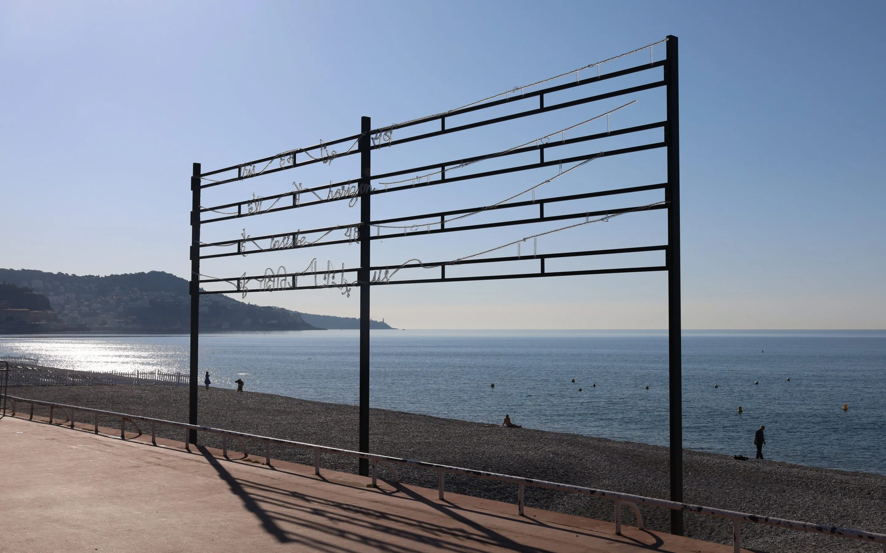 « This Horizon Inside of Us » de Shilpa Gupta, installation extérieure, Biennale Arts & Océan, Nice 2025.