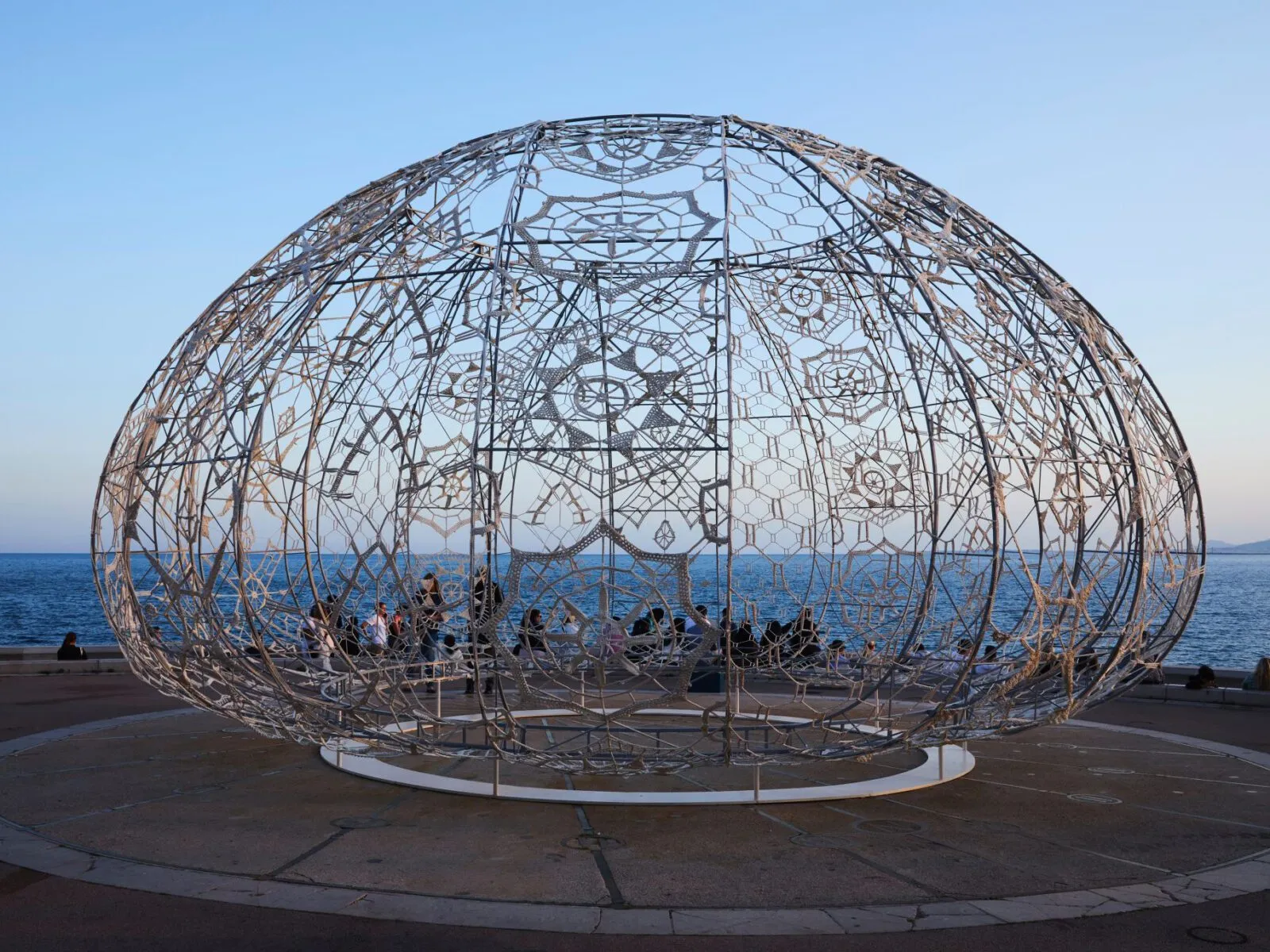 « Urchins » de Choi + Shine Architects, vue complémentaire, Biennale Arts & Océan, Nice 2025.